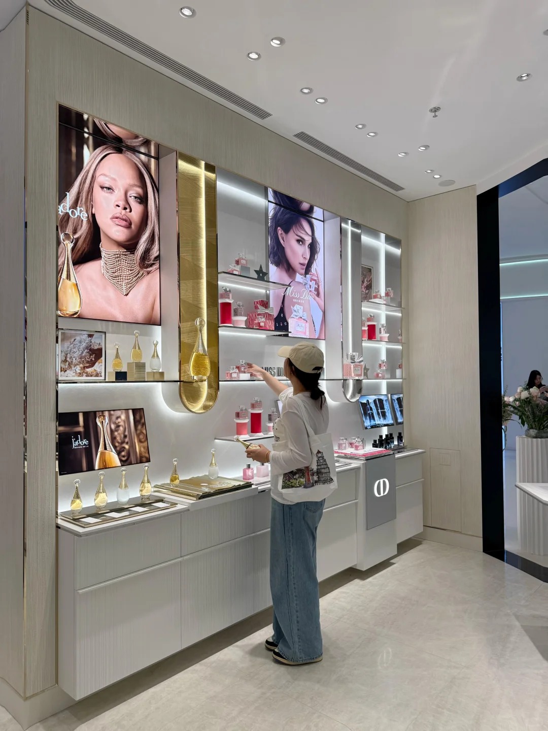 Life Exquisite Display Guangzhou Lome Display Products Co., Ltd: A High - end Beauty Space ...